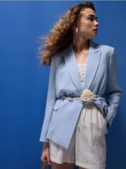 Marynarka z wiskozą - błękitny. Niebieskie marynarki i żakiety damskie Sinsay, bez wzorów, z wiskozy, bez kołnierzyka, bez ramiączek. Za 79.99 zł.