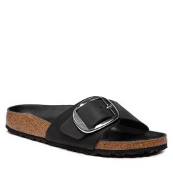 Klapki Birkenstock. Czarne klapki damskie Birkenstock, bez wzorów, bez obcasa, bez zapięcia. Za 599.99 zł.