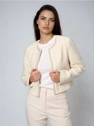 Żakiet z ozdobnymi perłami - kremowy. Białe marynarki i żakiety damskie Sinsay, bez wzorów, bez kołnierzyka, bez ramiączek. Za 69.99 zł.
