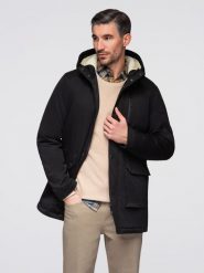 Długa kurtka męska parka z kożuszkiem – czarna V4 - Rozmiar: XL. Czarne kurtki męskie Ombre Clothing, m, z aplikacjami, z gumy, klasyczne, bez kołnierzyka, bez kaptura. Za 399.99 zł.