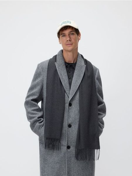 Szal z frędzlami - ciemnoszary. Szare szaliki męskie Reserved, bez wzorów. Za 69.99 zł.