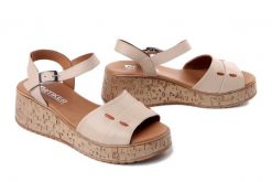 Artiker Relaks 58C3130 beżowy, sandały damskie. Brązowe sandały damskie Artiker Relaks, bez wzorów, bez obcasa, na koturnie, bez zapięcia. Za 229.90 zł.