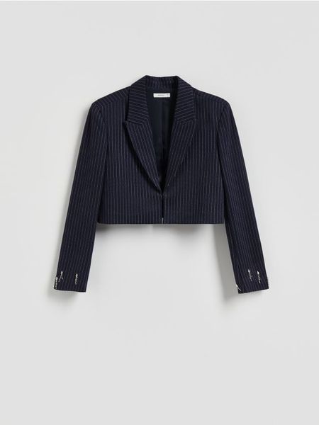 Krótka marynarka z aplikacjami - granatowy. Niebieskie marynarki i żakiety damskie Reserved, z aplikacjami, z tkaniny, bez kołnierzyka, bez ramiączek. Za 159.99 zł.