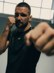4F Koszulka trenignowa regular szybkoschnąca męska - czarna S. Czarne koszulki sportowe męskie 4F, m, bez wzorów, z materiału, bez ramiączek, do biegania. Za 129.99 zł.