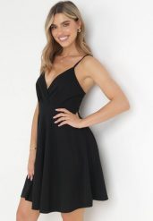 Czarna Rozkloszowana Sukienka Mini na Regulowanych Ramiączkach Kionidim. Czarne sukienki damskie Born2be, na co dzień, s, bez wzorów, z dzianiny, eleganckie, bez kołnierzyka, bez ramiączek, mini, kopertowe. Za 39.99 zł.