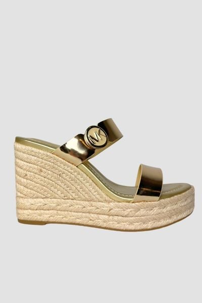 MICHAEL KORS Złote sandały Lucinda Wedge, Rozmiar 41. Żółte sandały damskie Michael Kors, bez wzorów, bez obcasa, bez zapięcia. W wyprzedaży za 475.99 zł.
