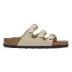Klapki damskie BIRKENSTOCK Florida BF Sandcastle. Brązowe klapki damskie Birkenstock, na lato, bez wzorów, z materiału, eleganckie, bez obcasa, bez zapięcia. Za 379.99 zł.