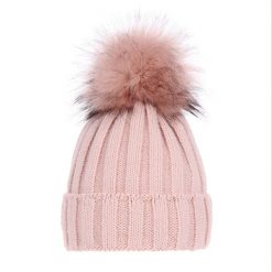 Czapka Zimowa z Pomponem Damska - Różowa. Czerwone czapki damskie Molly, na zimę, bez wzorów, z materiału. Za 59.90 zł.