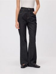Jeansy flare - szary. Szare jeansy damskie Reserved, bez wzorów, z bawełny. W wyprzedaży za 79.99 zł.