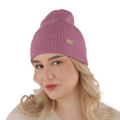 Czapka damska wiosenno - zimowa 100% wełniana merino Sophie - Fioletowa. Fioletowe czapki damskie Molly, na zimę, bez wzorów, z materiału. Za 69.90 zł.