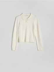 Sweter z ozdobnym kołnierzem - kremowy. Białe swetry nierozpinane damskie Reserved, l, bez wzorów, z dzianiny, bez kołnierzyka, bez ramiączek. W wyprzedaży za 99.99 zł.