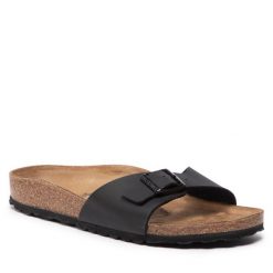 Klapki Birkenstock. Czarne klapki damskie Birkenstock, bez wzorów, bez obcasa, bez zapięcia. Za 359.99 zł.