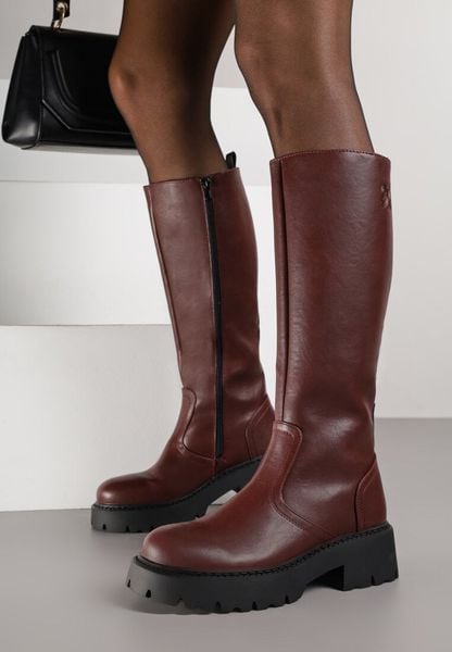 Bordowe Casualowe Kozaki VICES na Grubej Podeszwie z Tłoczoną Aplikacją Unarila. Czerwone kozaki damskie Born2be, z aplikacjami, z jeansu, bez obcasa, na płaskiej podeszwie, bez zapięcia. Za 149.99 zł.