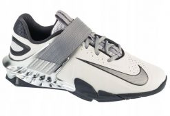 Nike Savaleos SE FZ8664-001 białe 45,5. Białe buty sportowe męskie Nike, bez wzorów, bez zapięcia. Za 577.99 zł.
