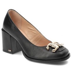 Czarne Półbuty Chebello Eleganckie Obuwie Damskie. Czarne półbuty damskie CheBello, bez wzorów, ze skóry, eleganckie, bez obcasa, bez zapięcia. Za 449.00 zł.