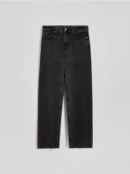 Jeansy z szerokimi nogawkami - czarny. Czarne jeansy damskie Reserved, bez wzorów, z bawełny. W wyprzedaży za 109.99 zł.