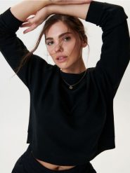 Krótka bluza crewneck - czarny. Czarne bluzy damskie Sinsay, l, bez wzorów, bez ramiączek, bez kaptura. Za 24.99 zł.