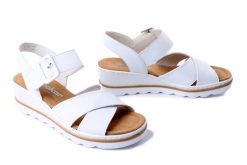 RIEKER 67463-80 white, sandały damskie. Białe sandały damskie Rieker, bez wzorów, bez obcasa, na koturnie, bez zapięcia. Za 223.93 zł.