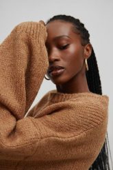 Sweter oversize z bufiastym rękawem CAMEL - RIVERO-UNI. Brązowe swetry nierozpinane damskie Marsala, na lato, bez wzorów, ze skóry, bez kołnierzyka, bez ramiączek. Za 249.90 zł.