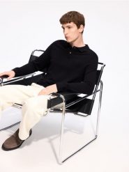 Wiskozowy sweter polo - czarny. Czarne swetry męskie Reserved, l, bez wzorów, z dzianiny, bez kołnierzyka, bez ramiączek. Za 119.99 zł.