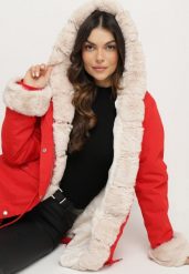 Czerwona Kurtka Parka z Kapturem i Odpinanym Futerkiem Ninria. Czerwone kurtki damskie Born2be, l, bez wzorów, z dzianiny, z kapturem. Za 259.99 zł.