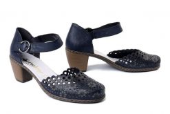RIEKER 40902-14 blue, czółenka damskie. Niebieskie czółenka damskie Rieker, na lato, w ażurowe wzory, bez obcasa, na obcasie, bez zapięcia. Za 299.90 zł.