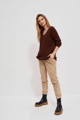 Sweter z metaliczną nitką kasztanowy. Brązowe swetry nierozpinane damskie MOODO, l, bez wzorów, bez kołnierzyka, bez ramiączek. W wyprzedaży za 47.99 zł.