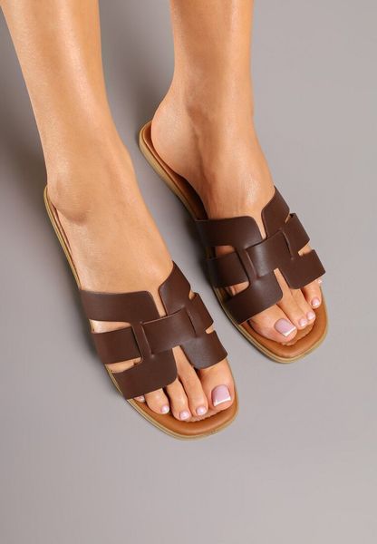 Ciemnobrązowe Klapki z Przeplatanymi Paskami i Kwadratowym Noskiem Filiela. Brązowe klapki damskie Renee, na lato, bez wzorów, eleganckie, bez obcasa, na płaskiej podeszwie, bez zapięcia. Za 49.99 zł.