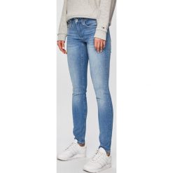 Tommy Jeans - Jeansy Sophie. Niebieskie jeansy damskie Tommy Jeans, bez wzorów, z bawełny. W wyprzedaży za 299.90 zł.