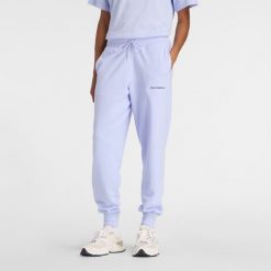 Spodnie damskie New Balance WB61D3EADYK – fioletowe. Fioletowe spodnie dresowe damskie New Balance, bez wzorów, z bawełny, klasyczne, z podwyższonym stanem. Za 259.99 zł.