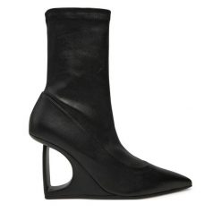 Botki Vic Matié. Czarne botki damskie Vic Matié, bez wzorów, bez obcasa, na koturnie, bez zapięcia. Za 1,829.00 zł.