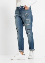 Jeansy o kroj boyfriend, mid waist. Niebieskie jeansy damskie bonprix, bez wzorów, z jeansu. Za 179.99 zł.