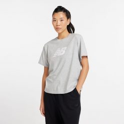 Koszulka damska New Balance WT43583AG – szara. Szare bluzki damskie New Balance, xl, bez wzorów, z materiału, klasyczne, bez kołnierzyka, bez ramiączek. Za 129.99 zł.