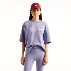 Koszulka damska New Balance WT6297MKDSV – fioletowa. Fioletowe bluzki damskie New Balance, s, bez wzorów, z materiału, eleganckie, bez kołnierzyka, bez ramiączek. Za 179.99 zł.