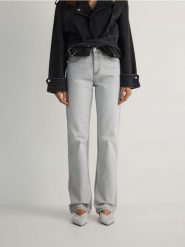 Jeansy straight z wysokim stanem - jasnoszary. Szare jeansy damskie Reserved, bez wzorów, z bawełny, z podwyższonym stanem. W wyprzedaży za 55.99 zł.