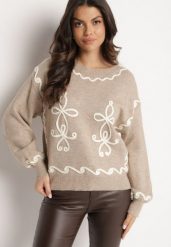 Beżowy Sweter z Wiskozą Ozdobiony Haftem Senorwen. Brązowe swetry nierozpinane damskie Born2be, bez wzorów, z jeansu, eleganckie, bez kołnierzyka, bez ramiączek. Za 129.99 zł.