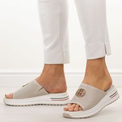 Beżowe ażurowe skórzane klapki damskie S.Barski 661. Brązowe klapki damskie S.BARSKI, na lato, z aplikacjami, ze skóry, eleganckie, bez obcasa, na płaskiej podeszwie, bez zapięcia. Za 199.00 zł.