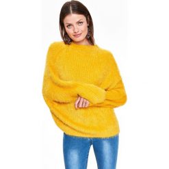 PUDEŁKOWY SWETER Z GOLFEM. Żółte swetry nierozpinane damskie TOP SECRET, na jesień, bez wzorów, bez kołnierzyka, bez ramiączek. W wyprzedaży za 49.99 zł.