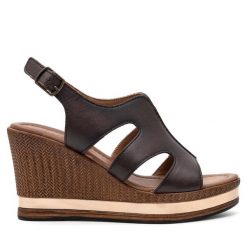Sandały Lasocki. Brązowe sandały damskie Lasocki, bez wzorów, bez obcasa, na koturnie, bez zapięcia. Za 189.99 zł.