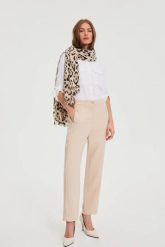 Szal w panterkę beżowy. Brązowe szaliki damskie MOODO, bez wzorów, z poliesteru. Za 59.99 zł.