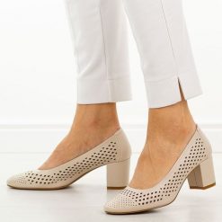 Cieliste ażurowe czółenka damskie na słupku Sergio Leone Pb848. Czółenka damskie Sergio Leone, na lato, w ażurowe wzory, ze skóry, eleganckie, z okrągłym noskiem, bez obcasa, na słupku, bez zapięcia. Za 169.00 zł.