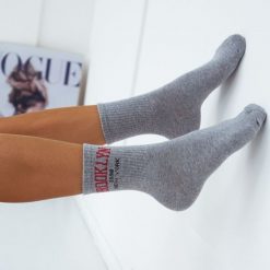 Bawełniane skarpetki damskie Brooklyn 1147 gr. Szare skarpetki damskie Milena, bez wzorów, z bawełny. Za 14.90 zł.