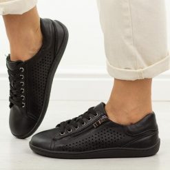 Czarne skórzane półbuty damskie barefoot Jezzi Ol38-6. Czarne półbuty damskie Jezzi, na jesień, w ażurowe wzory, z jeansu, klasyczne, bez obcasa, na płaskiej podeszwie, bez zapięcia. Za 239.00 zł.