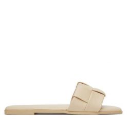 Klapki JENNY. Czarne klapki damskie Jenny, bez wzorów, bez obcasa, bez zapięcia. Za 89.99 zł.