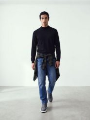 Sweter ze stójką - czarny. Czarne swetry męskie Sinsay, l, bez wzorów, bez kołnierzyka, bez ramiączek. Za 49.99 zł.