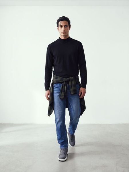Sweter ze stójką - czarny. Czarne swetry męskie Sinsay, l, bez wzorów, bez kołnierzyka, bez ramiączek. Za 49.99 zł.