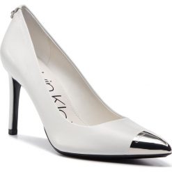 Szpilki CALVIN KLEIN - Ramaris E8930 White. Białe szpilki damskie Calvin Klein, z aplikacjami, z materiału, bez obcasa, na obcasie, bez zapięcia. W wyprzedaży za 389.00 zł.