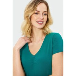 Uniwersalny top z dekoltem w serek. Topy damskie Greenpoint, uniwersalny, bez wzorów, z bawełny, bez kołnierzyka, bez ramiączek. Za 19.99 zł.
