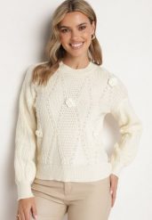 Jasnobeżowy Sweter z Bawełną Perłami i Kwiatami 3D Noraviela. Brązowe swetry nierozpinane damskie Born2be, bez wzorów, z bawełny, eleganckie, bez kołnierzyka, bez ramiączek. Za 139.99 zł.