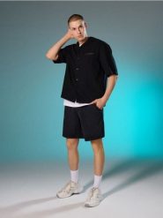 Koszula relaxed z krótkim rękawem z domieszką lnu - czarny. Czarne koszule męskie Sinsay, l, bez wzorów, bez kołnierzyka, bez ramiączek. Za 59.99 zł.